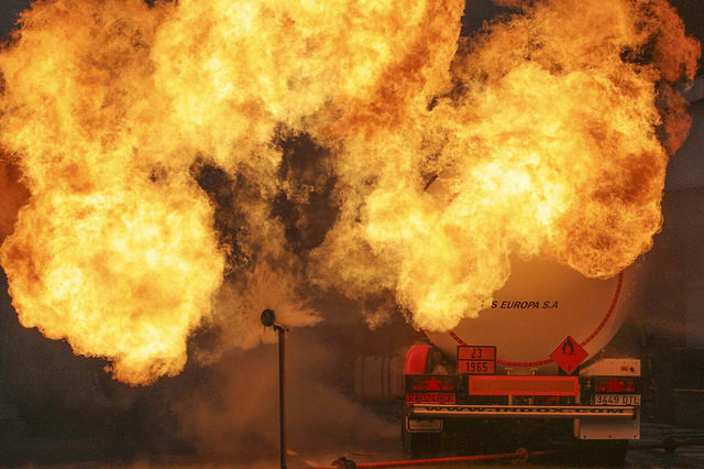 Camión de mercadorías perigosas ardendo