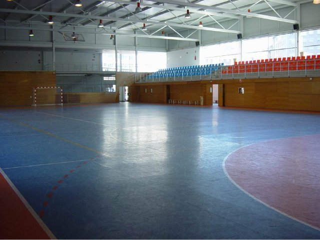Vista interior pista polideportiva e vista parcial das bancadas.