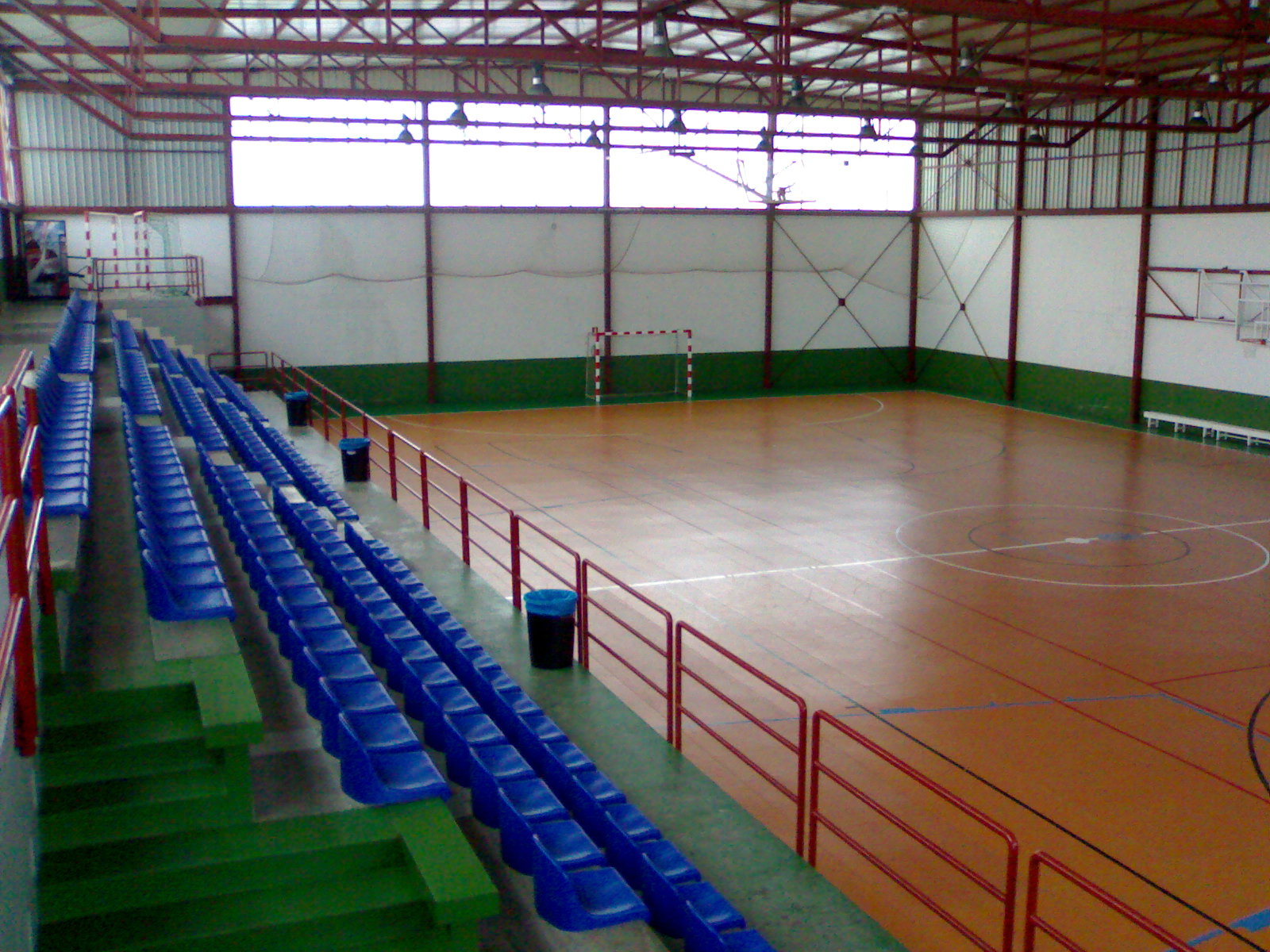 Vista interior pista polideportiva e vista parcial das bancadas. 