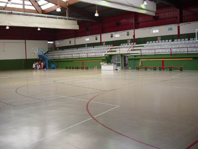 Vista interior pista polideportiva e vista parcial das bancadas.