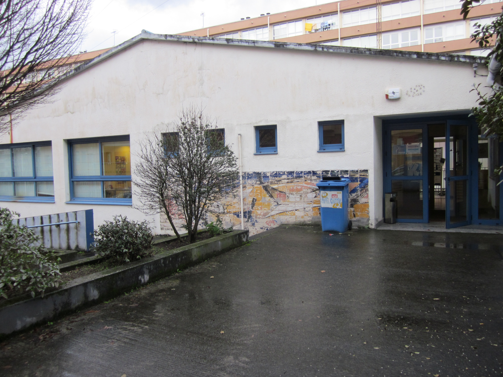Acceso ao centro desde a avenida de Monelos