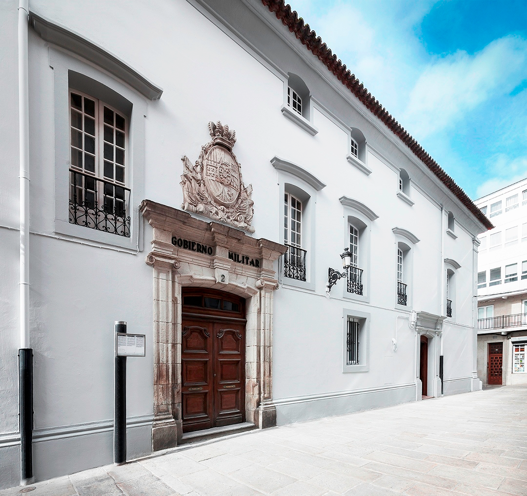 Fachada del edificio del Centro cívico, pintado de gris