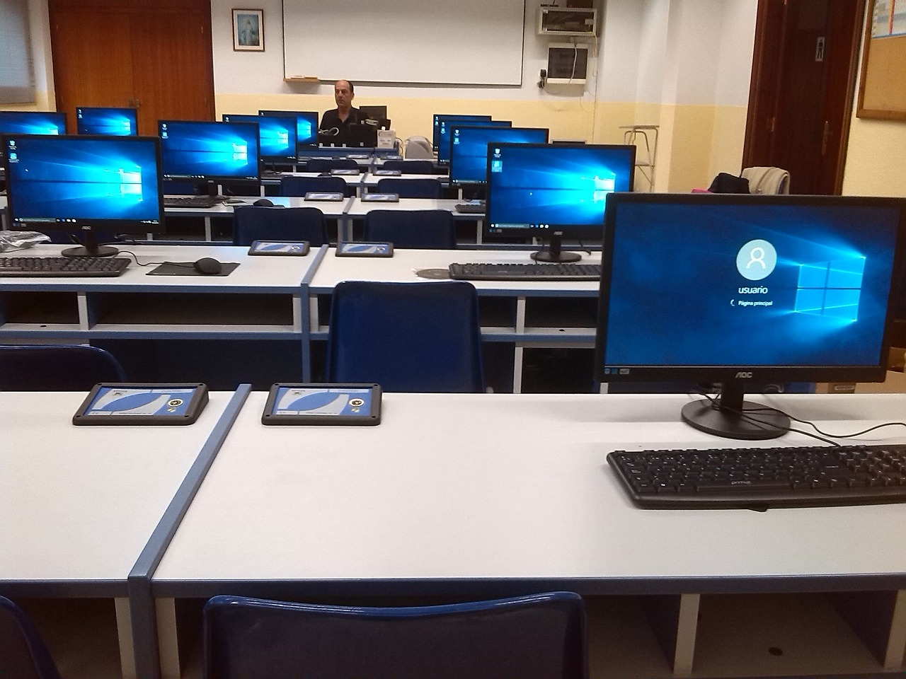 Fotografía de cor dun aula de informática