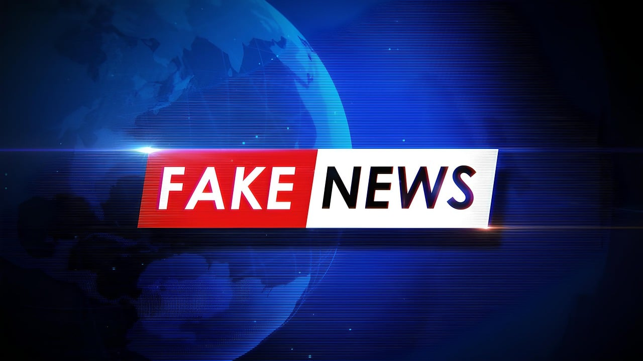 Fotografía dunha intro de informativos cunha lenda de fake news