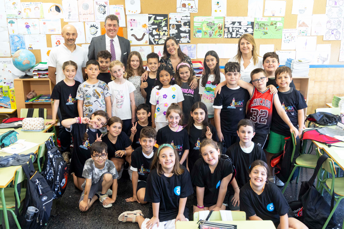 A alcaldesa, Inés Rey, acompañada polo concelleiro de Educación, Juan Ignacio Borrego, respondeu de forma persoal e directa ás cuestións formuladas nas cartas.